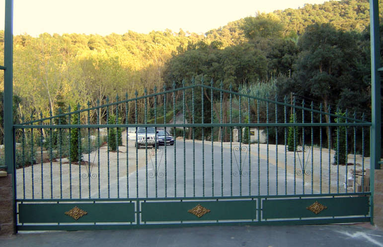 portones entrada hierro - Puertas de hierro para casas: tipos, ventajas y dise&ntilde;os