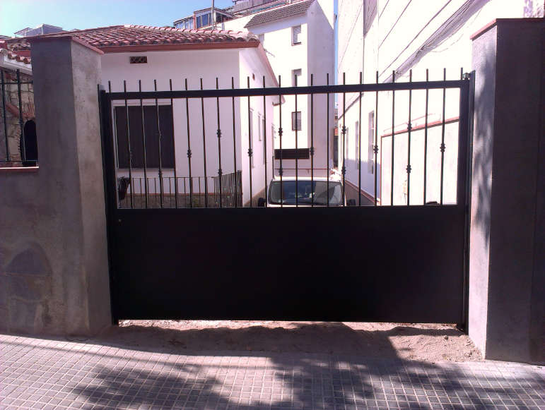 portones entrada hierro2 - Puertas de hierro para casas: tipos, ventajas y dise&ntilde;os